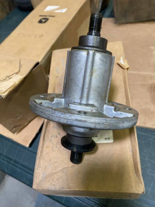 John Deere spindle assembly GY20962 - Image 2