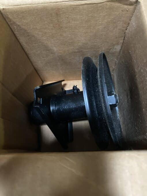 John Deere spindle assembly AM122444