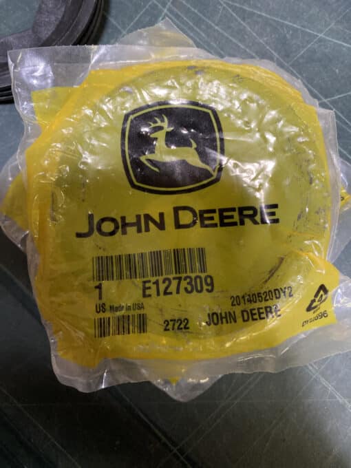 John Deere caps E127309